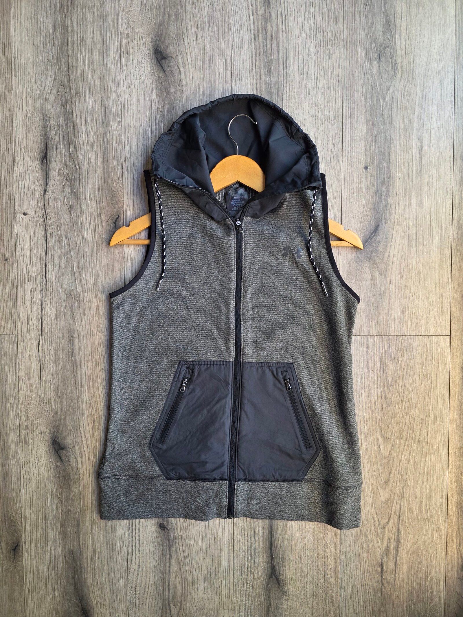 20251015_162654 Chaqueta Poleron Sin Mangas Under Armour - Talla S / Moda Circular - Imagen 1